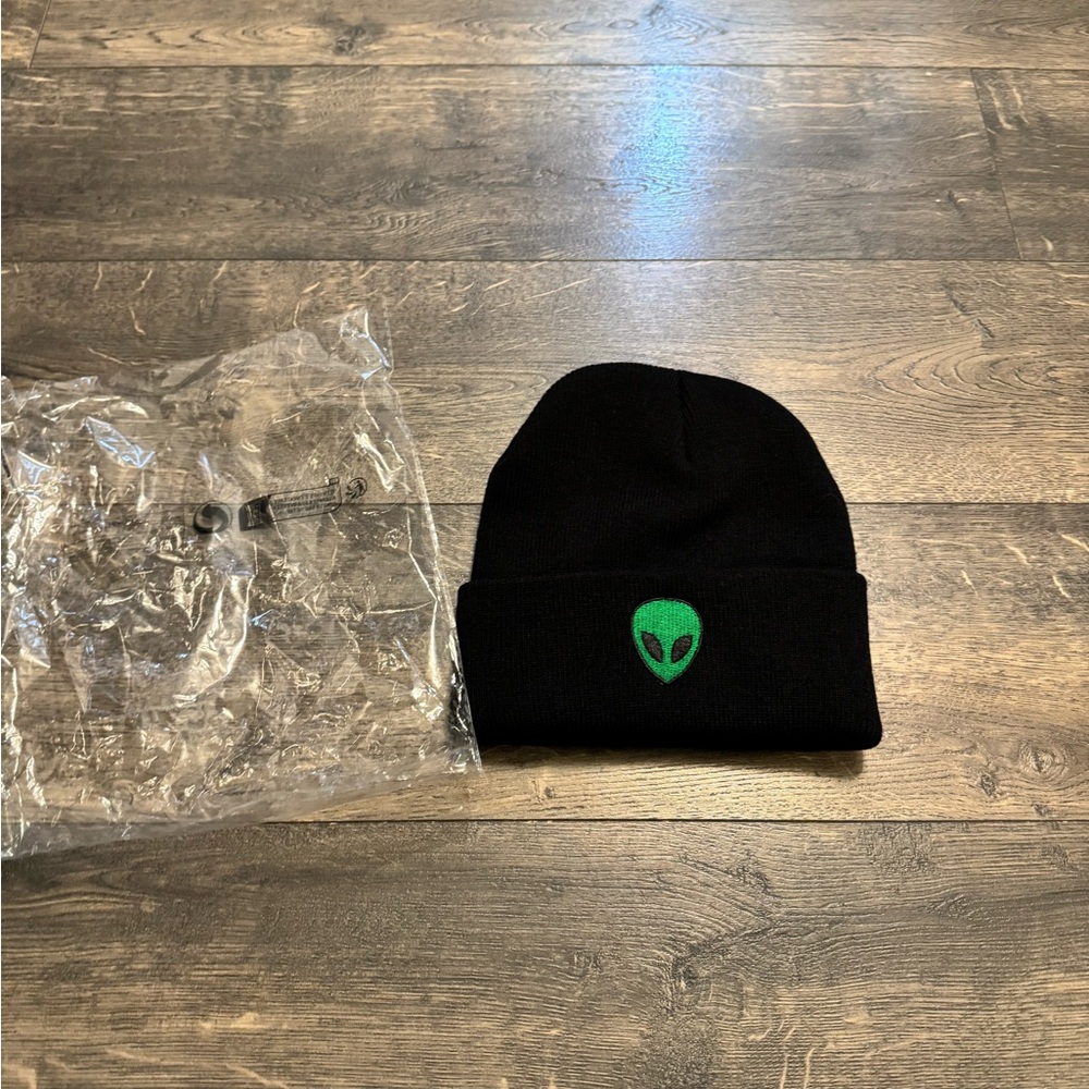 Toboggan W/Alien Patch NEW‎